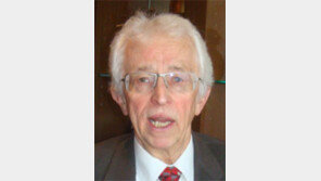 [단독]헤커 “北 영변폐기 진심이라면 매우 큰 제안”