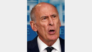 댄 코츠도 트럼프와 갈등 빚다 사표 결심… 펜스가 말려 주저앉아