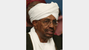 30년 권좌 지킨 수단 바시르 대통령, 쿠데타로 집권했다 쿠데타로 쫓겨나 