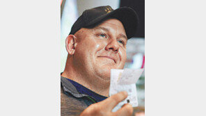 ‘우즈 로또’ 주인공은 빚투성이… 생애 첫 베팅서 행운