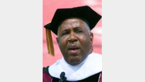 “학자금 대출 갚아주겠다” 美억만장자 통큰 졸업선물