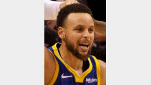 커리 31점… 죽다 살아난 골든스테이트