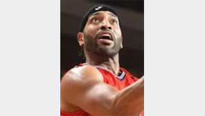 44세 클라크, 모비스와 한 시즌 더