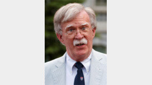 점점 뒷전으로 밀려나는 볼턴… 안보현안 회의서도 배제