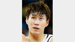 오세근 어깨 부상… 정규시즌 못 뛸라