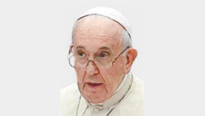 교황 “가톨릭, 200년 뒤처져… 변화 두려워 말라”