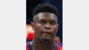 NBA 지각 데뷔전 윌리엄슨, 18분 뛰며 22점