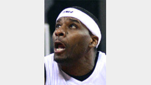 브라운 40점 원맨쇼… KGC 단독선두