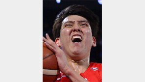 출렁이는 코트, 1명 넘어지기만 해도 ‘철렁’