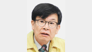 “마스크 1주일에 2장, 생산량 따지면 모순” 새 정책발표 당일 신뢰 떨어뜨린 김상조