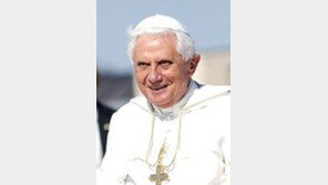 베네딕토 16세 前 교황 “왜 나를 침묵시키려 하나” 불만 표출