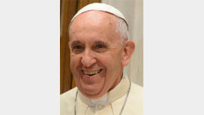 교황, 74일만에 대중미사… 성베드로 성당 광장 주일 삼종기도