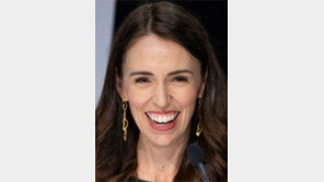 ‘코로나 확진 환자 0명’ 보고받은 뉴질랜드 총리 “딸과 함께 춤 췄어요”