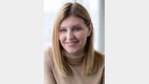 우크라 대통령 부인 결국… 코로나 확진에 격리