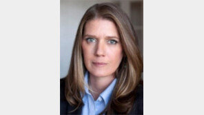 트럼프, 볼턴 막기 바쁜데… 조카도 “비리폭로 책 낼것”