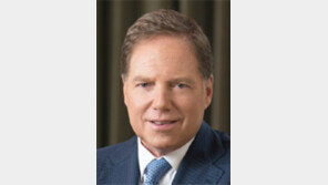 트럼프, 직접 뽑은 검사장이 측근 수사하자 경질