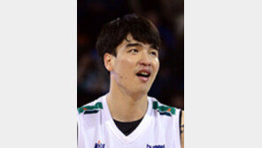 프로농구 DB 센터 김종규… 총액 7억 2년 연속 연봉킹