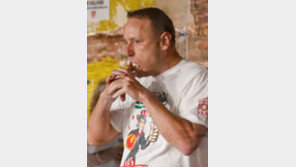 핫도그 먹기 10분에 75개… 美 30대 13번째 우승