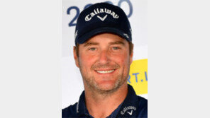 캐디백 짊어지고… 고독한 챔프