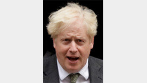 존슨 “英 자유 사랑해서 코로나 재확산” 발언 논란