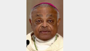 미국 첫 흑인 추기경… 교황, ‘트럼프 비판’ 그레고리 임명