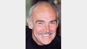 피어스 브로스넌 “숀 코너리는 위대한 본드”