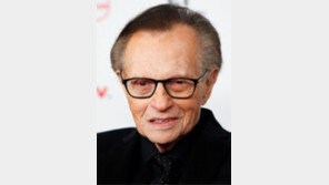 ‘토크쇼 황제’ 래리 킹 코로나 확진돼 입원