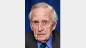 유엔 평화유지군 창설 핵심적 역할… 어커트 前 유엔 사무차장 별세