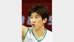 상대 맞힌 공 잡아… 두경민 ‘기상천외 버저비터’ 