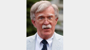 정의용 건넸다는 USB에… 볼턴 “노코멘트”