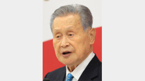 ‘여성비하 발언’ 모리, 사퇴하면서도 뒷말