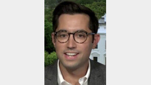 백악관 부대변인, 기자 위협 논란에 사퇴