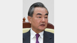 中왕이, 정의용과 첫 통화서 “진영 가르기 반대”