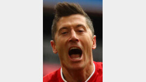 레반도프스키, 해트트릭… 시즌 최다골 ―5