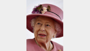 필립공 떠난뒤… 홀로 95세 생일 맞는 英여왕