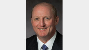 워런 버핏, 후계자에 그레그 아벨 부회장 내정