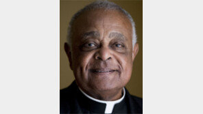 [단독]文, ‘구르마 십자가’ 美최초 흑인 추기경에 선물키로 