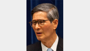 日 코로나전문가 “올림픽 왜 여나”… 스가 “입 다물게 하라” 