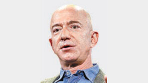 “‘베이조스와 함께 우주여행’ 티켓, 312억원에 팔렸다”