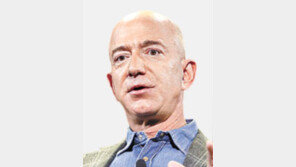 ‘베이조스와 함께 우주여행’ 티켓 312억원에 팔려 