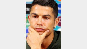 호날두 “콜라 대신 건강에 좋은 물 드세요”