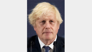 英 방역 전면해제 하루前… 존슨 총리 자가격리 