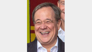 獨 라셰트, 수해현장서 웃었다가 ‘지지율 울상’ 