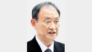 스가, 올림픽 강행 역풍… 日 역대 최고성적에도 지지율 최저치