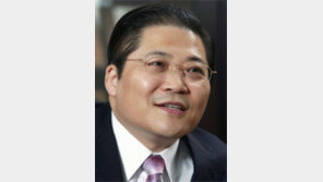 겨울 눈보라에도 꿋꿋한 매화처럼 어려움 이겨내리