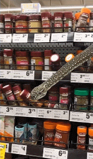 네가 왜 거기서 나와? 대형마트서 3m 비단뱀 발견 ‘발칵’ (영상)