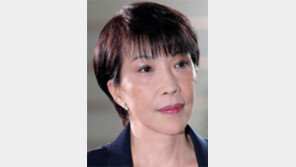 아베, ‘총리 돼도 야스쿠니 참배’ 주장 다카이치 밀기로 