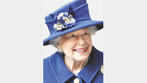 95세 英여왕, ‘올해의 노인상’ 단호히 거절