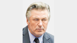 美배우 앨릭 볼드윈이 쏜 소품 총에 촬영감독 숨져