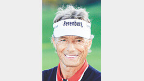 [스포츠 단신]64세 랑거, PGA 챔피언스투어 최고령 트로피